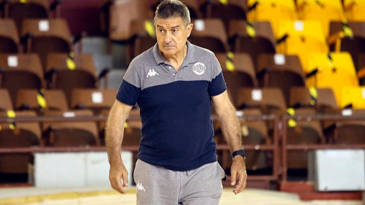 Manolo Cadenas, entrenador del Ademar. MARCIANO PÉREZ
