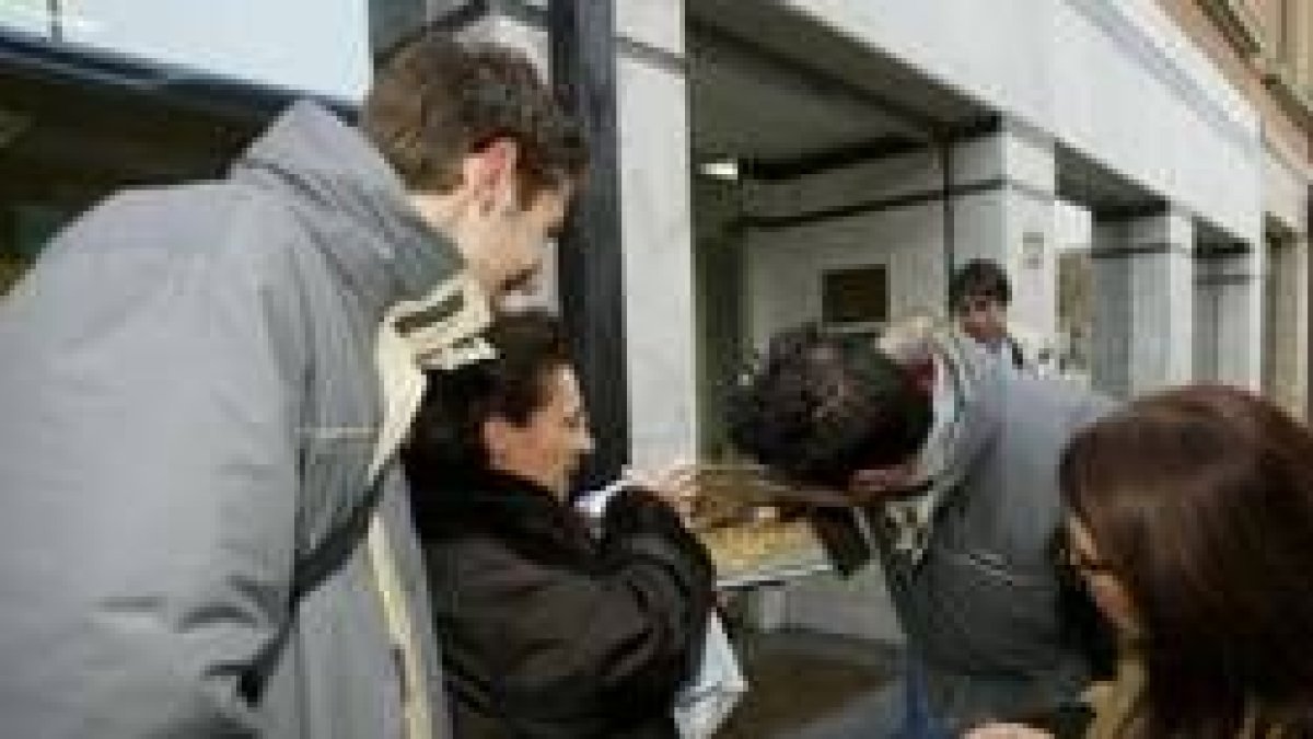 Aficionadas leonesas acudieron a despedir el equipo con una tarta