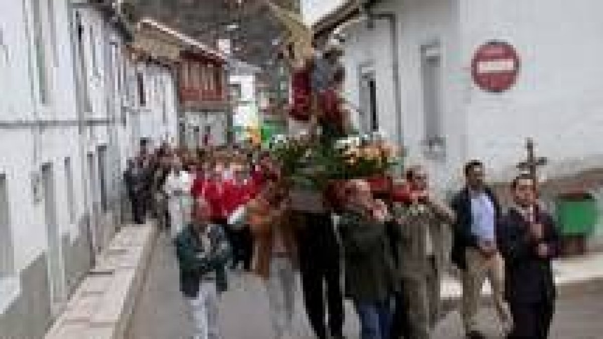 Los vecinos sacaron a hombros en procesión al patrón San Miguel Arcángel por las calles de Ciñera