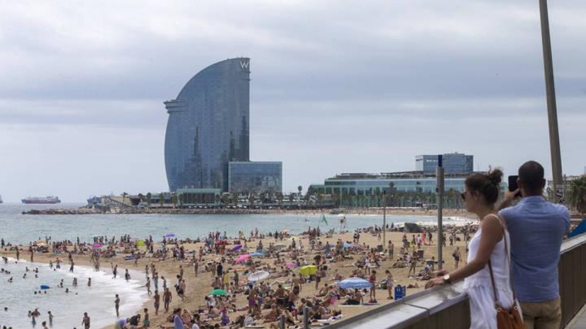 Vista de la playa de la Barceloneta que recupera la normalidad tras el atentado del pasado jueves en Barcelona.