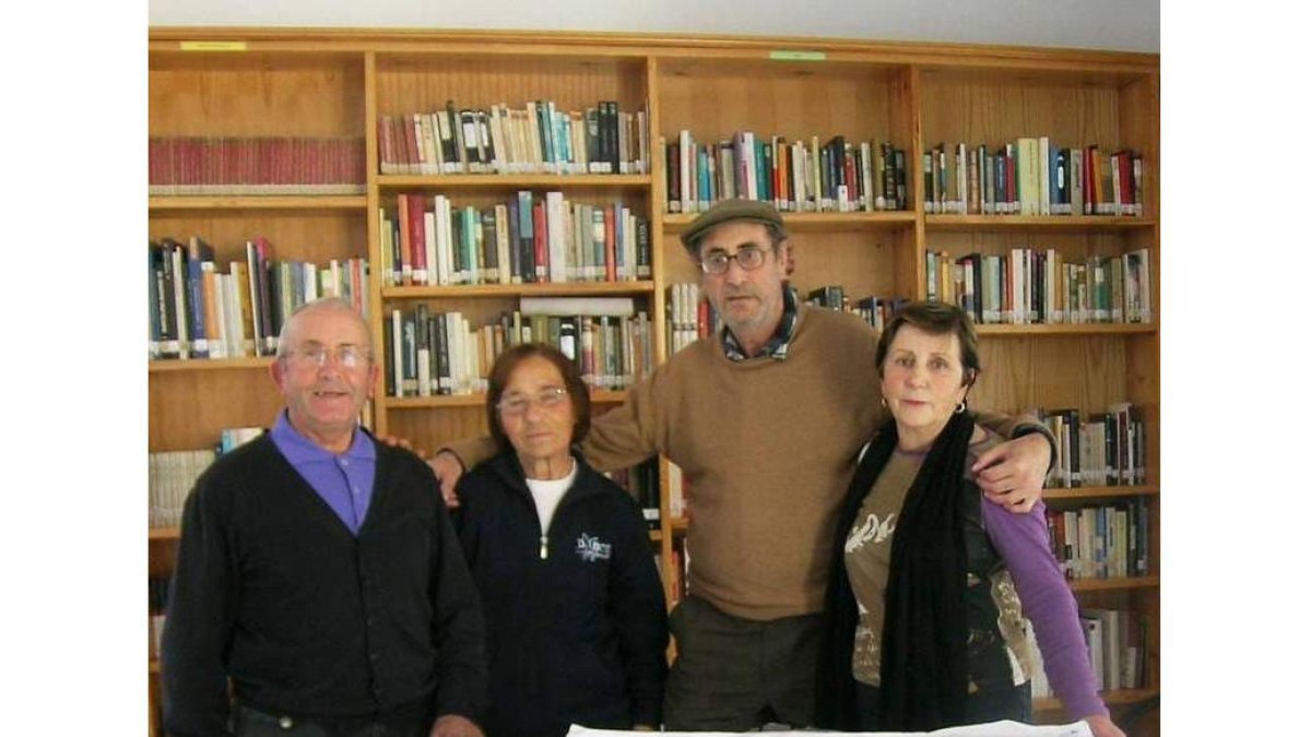 Parte del equipo de vecinos que atiende la biblioteca.