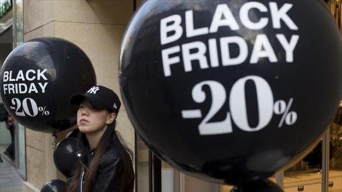 Comercios con carteles del Black Friday en Barcelona, ayer