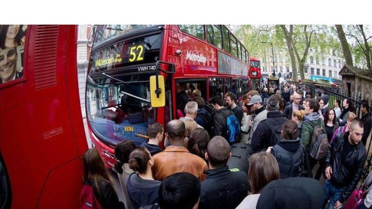 Usuarios del metro hacen cola para subir a un autobús cerca de Victoria Station, este martes en Londres.