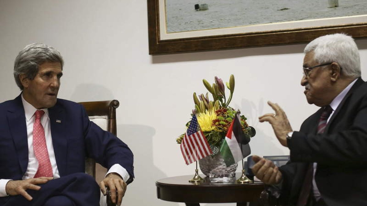 El secretario de Estado de EE UU, Kerry, se entrevistó con el presidente palestino, Abás.