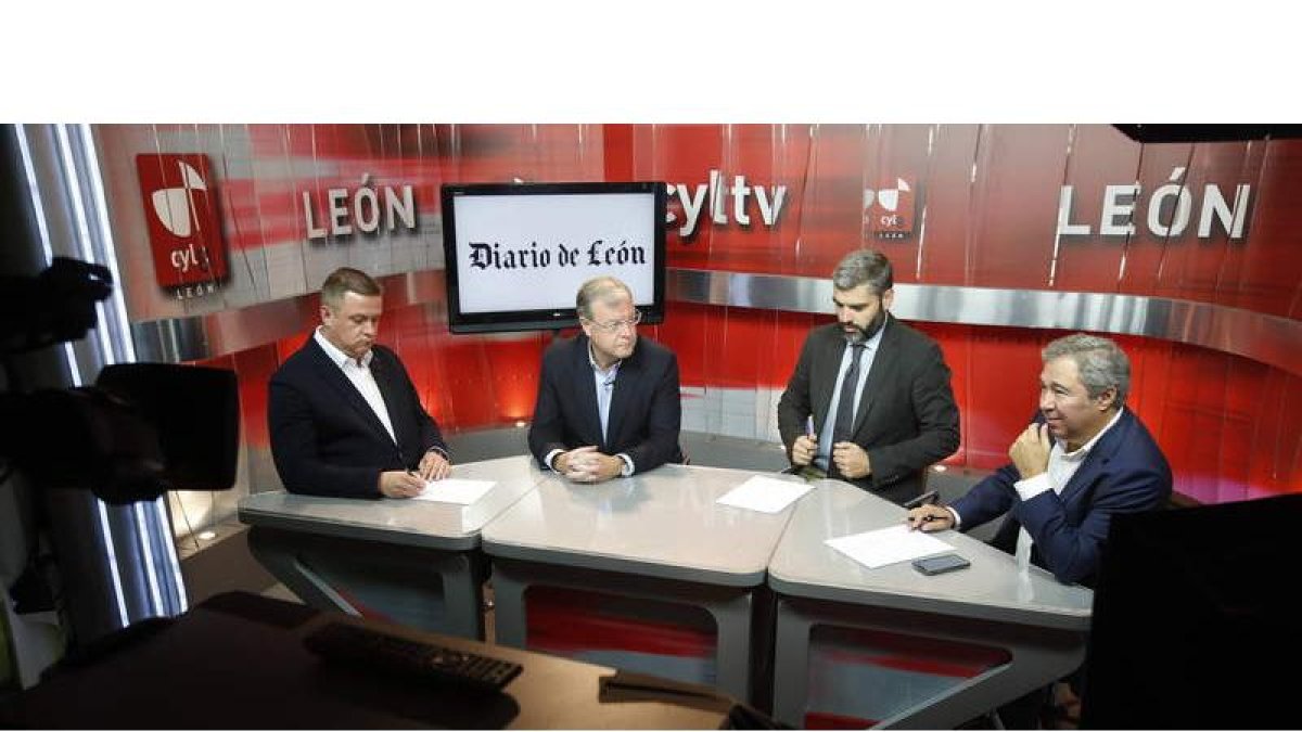Germán Gavela, Antonio Silván, Roberto Núñez y Joaquín S. Torné en el transcurso de la tertulia.