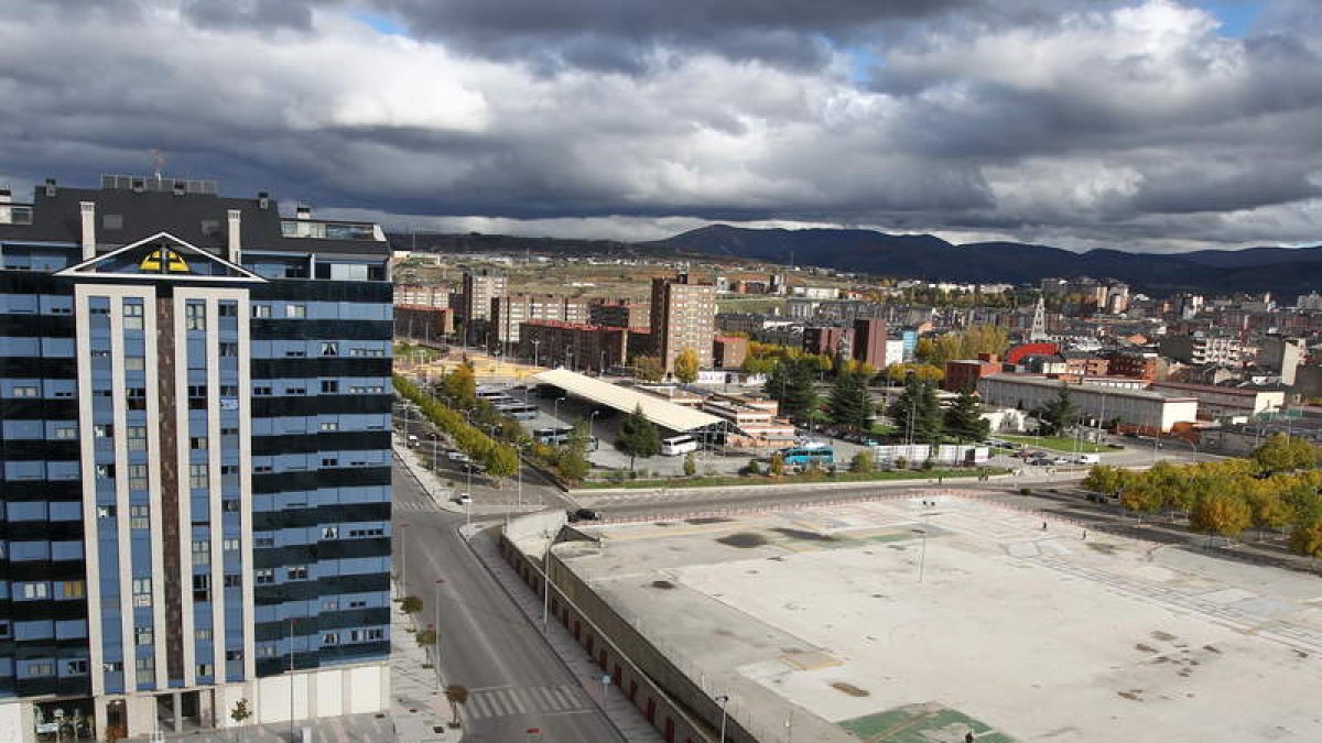 Imagen del solar que en su día ocupó el hipermercado Carrefour en Ponferrada. L. DE LA MATA