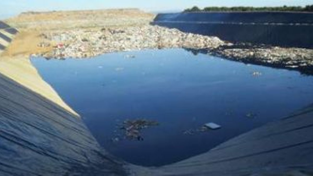 La basura en el CTR es una de las causas de escándalo en torno a la gestión de residuos en León.
