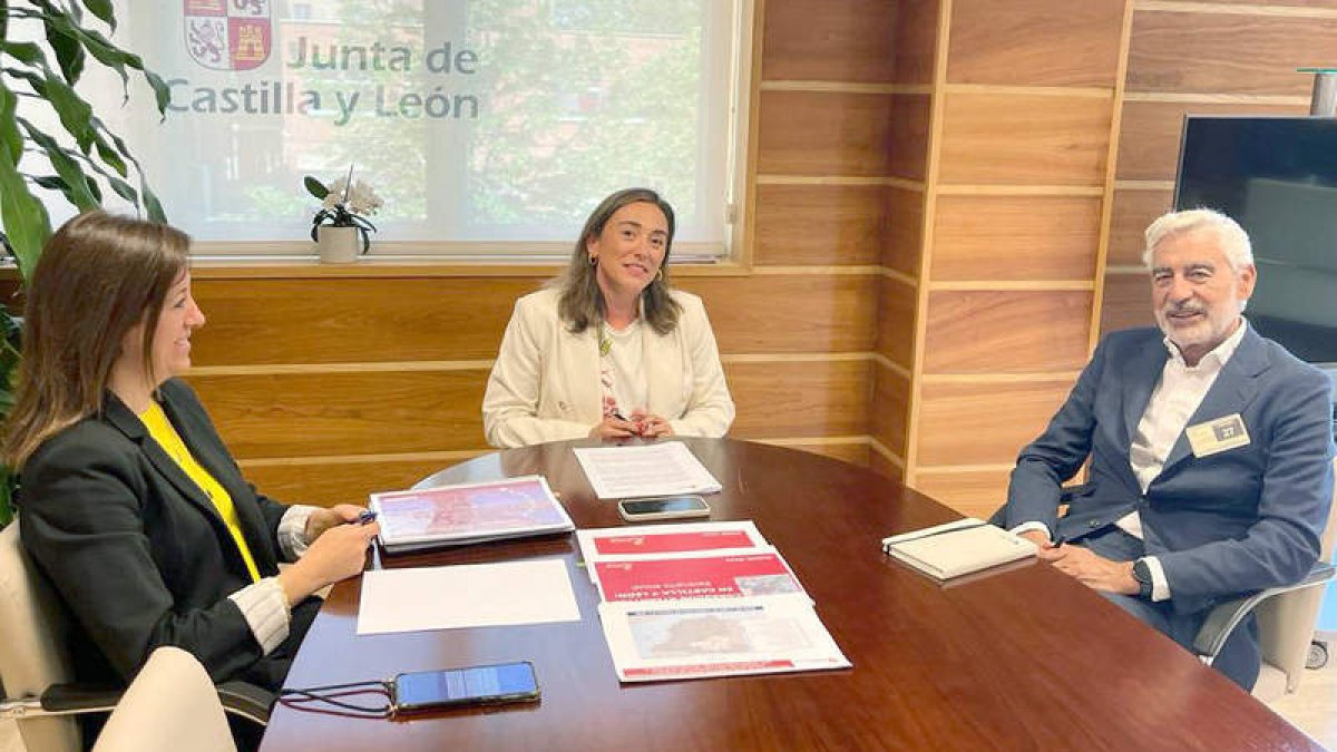 María González Corral se reúne con el presidente de la AEFP, Juan Diego Pedrero, ayer. ICAL