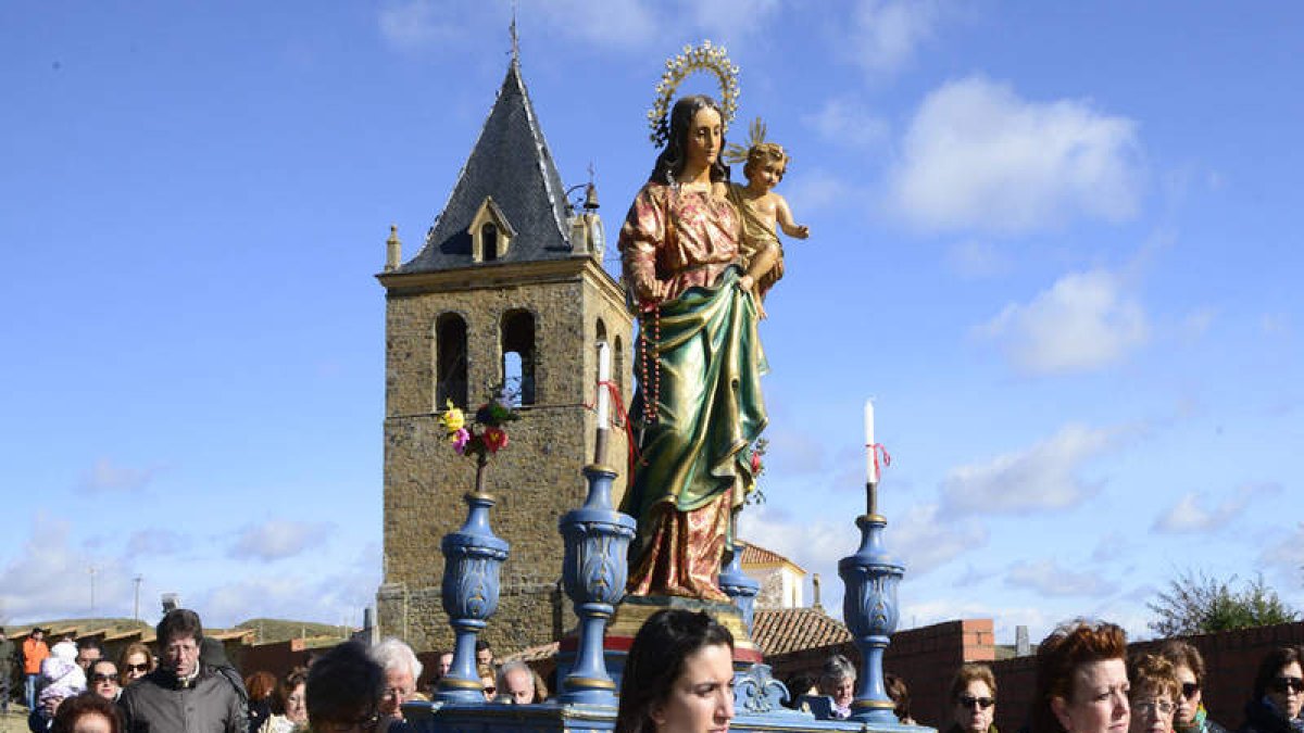 La Virgen fue procesionada entorno al templo por las mujeres del pueblo. acacio