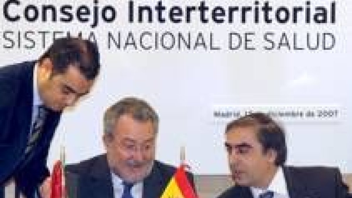 El ministro Bernat Soria conversa con el secretario general de Sanidad, José Martínez Olmos
