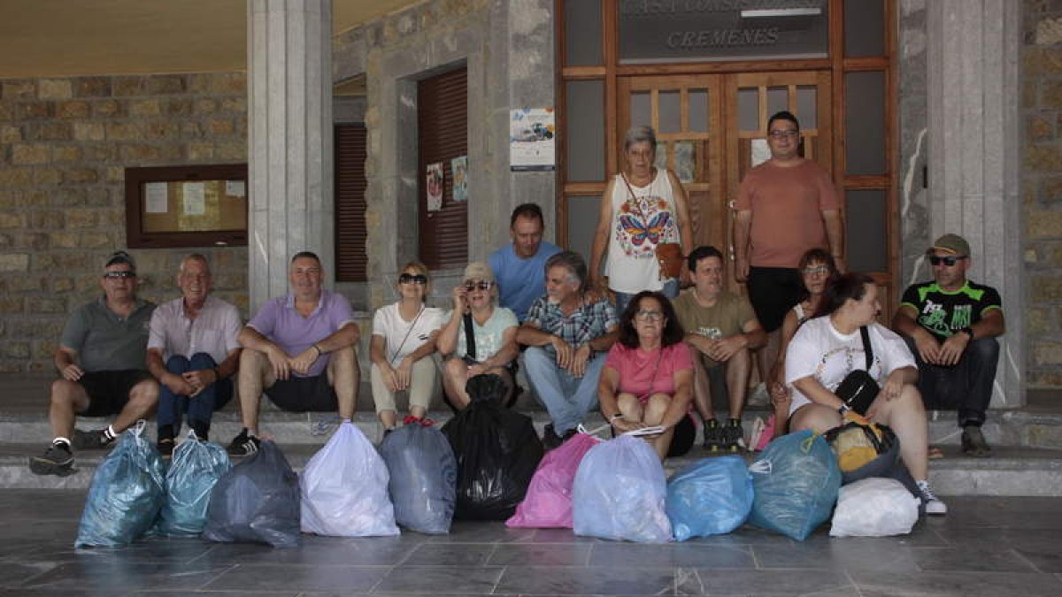 Vecinos de Corniero depositan bolsas de basura a las puertas del Ayuntamiento. CAMPOS
