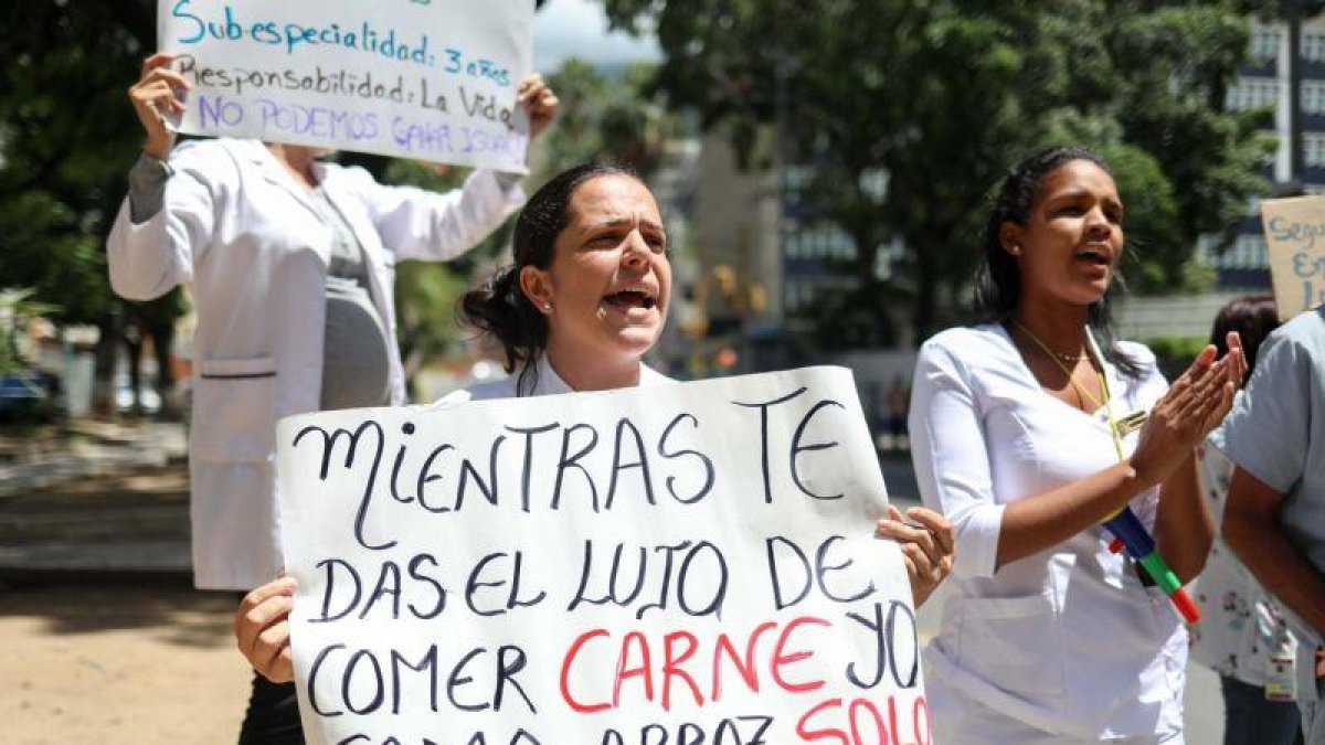 Cientos de trabajadores venezolanos protestaron contra las medidas economicas aplicadas por el jefe de Estado Nicolas Maduro.