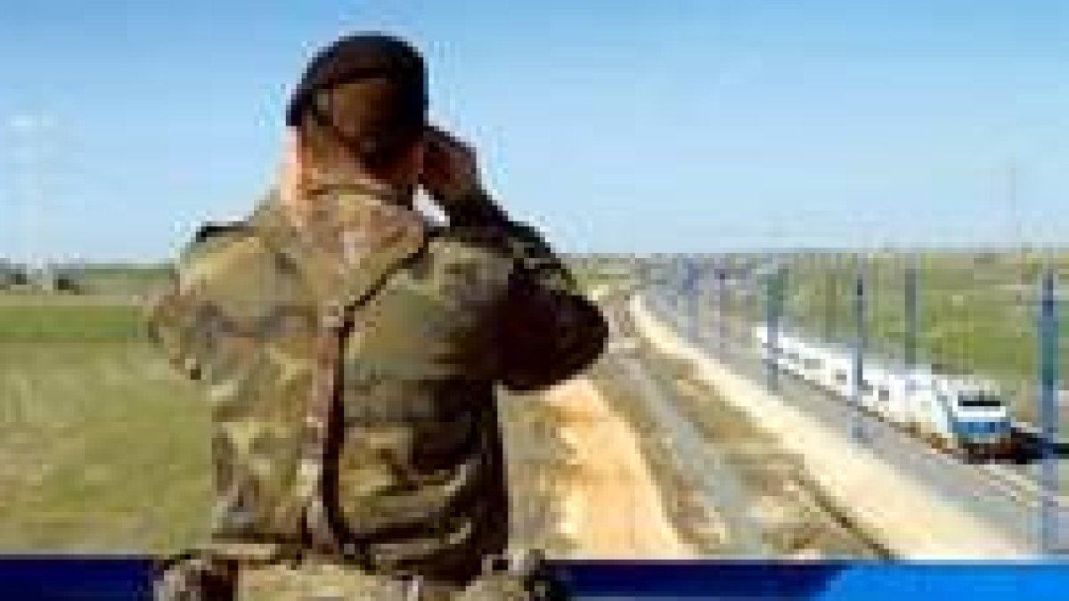 Efectivos del Ejército vigilan y supervisan las vías del AVE Madrid-Lérida a su paso por Guadalajara