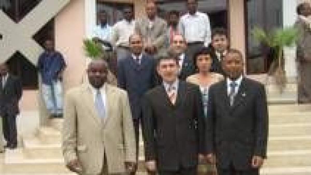 La foto de archivo muestra al alcalde con la delegacion de Cabo Verde