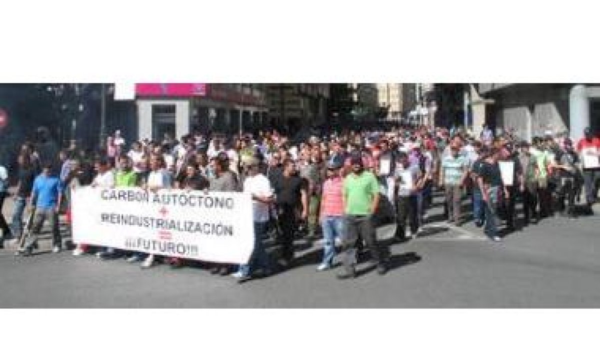 Más de un millar de mineros se manifestaron ayer en Ponferrada pidiendo limosna para los empresarios