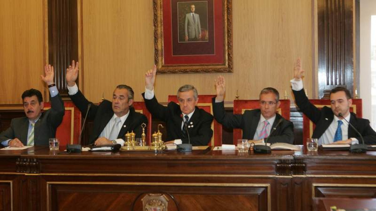 Reyero, Rajoy, Gutiérrez, López Benito y Gavilanes, en la votación de la ORA.