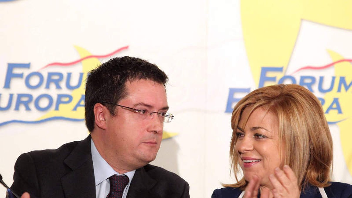 El secretario de Organización del PSOE, Óscar López, y Elena Valenciano.