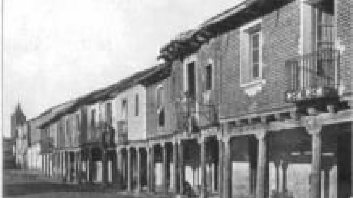 Una imagen histórica de los soportales del barrio de Santa Ana