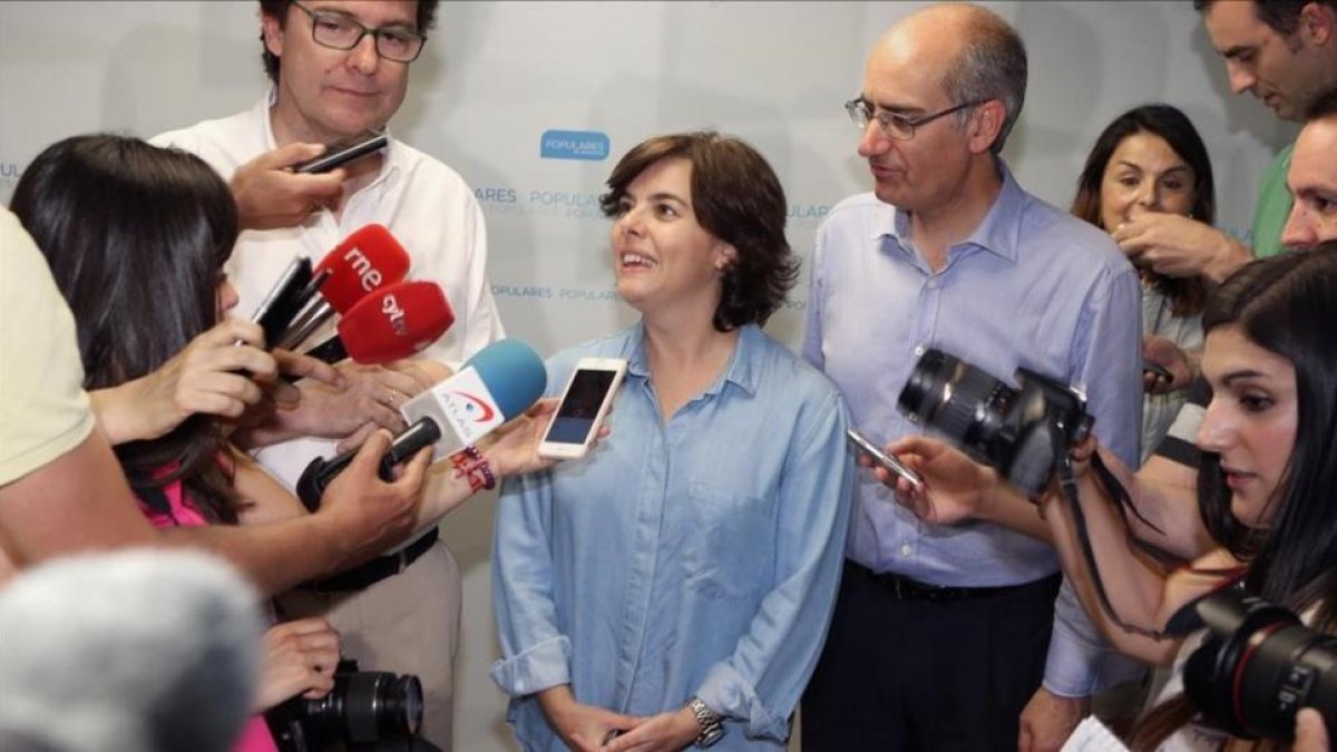 La candidata a la presidencia del Partido Popular Soraya Saenz de Santamaria atiende a los medios en Salamanca. /