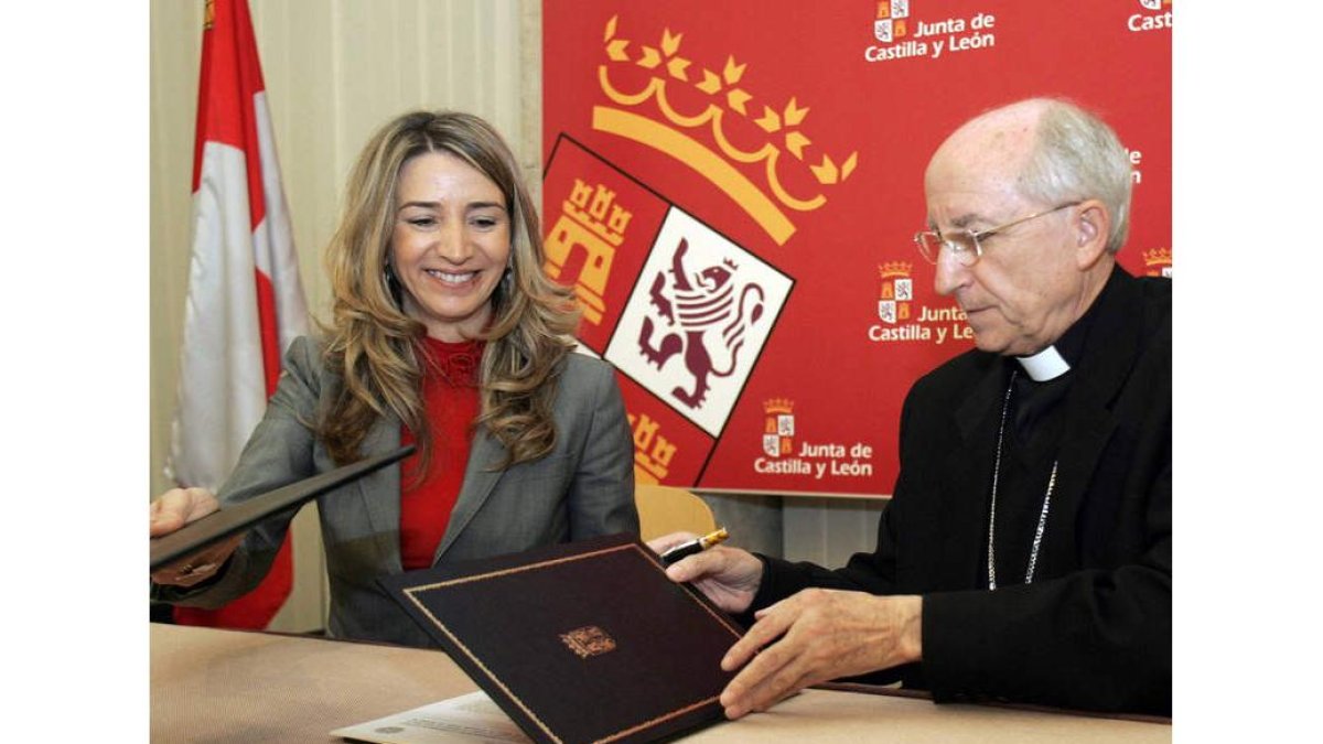 Alicia García firma con el obispo de Ávila, Jesús García.