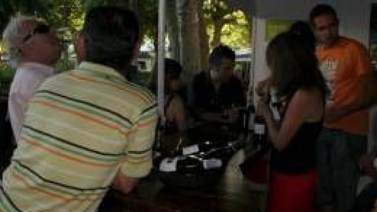Los asistentes a la feria de Villafranca pudieron catar diversas clases de vinos de la comarca