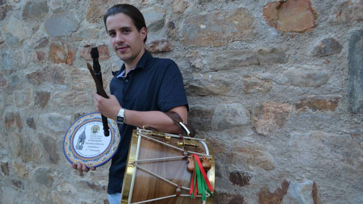 El maragato David Andrés, sosteniendo el primer premio obtenido en este certamen de flauta y tambor.