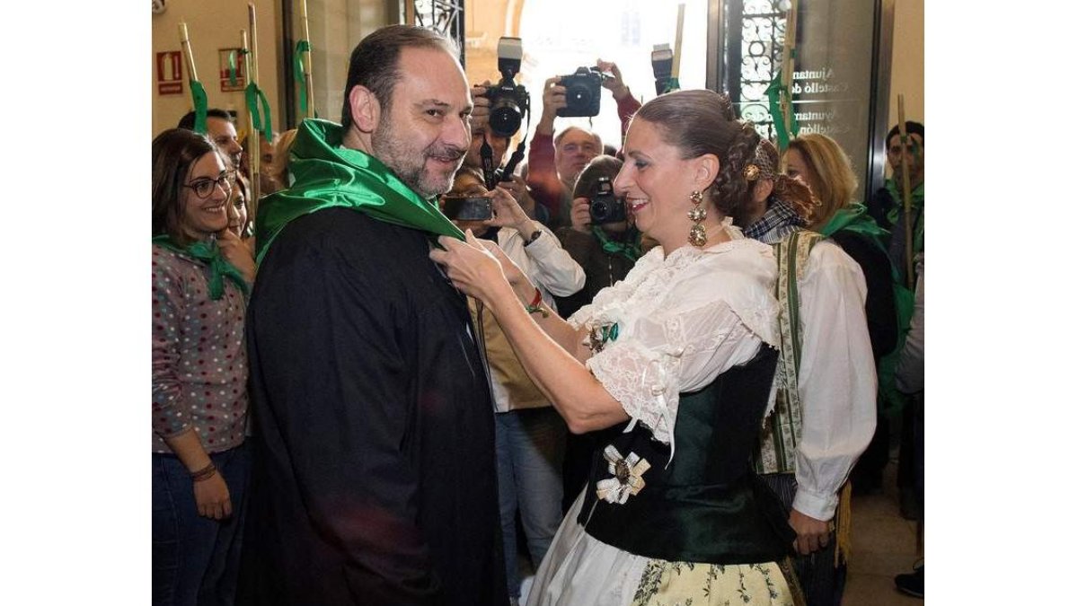Ábalos, ayer, con la alcaldesa de Castellón. DOMENECH CASTELLÓ