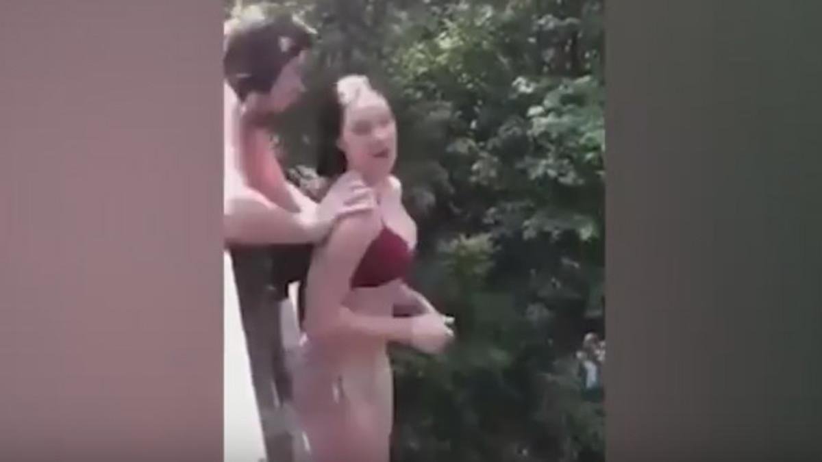 Momento en el que una joven empuja a su supuesta amiga desde un puente a 20 metros de altura /