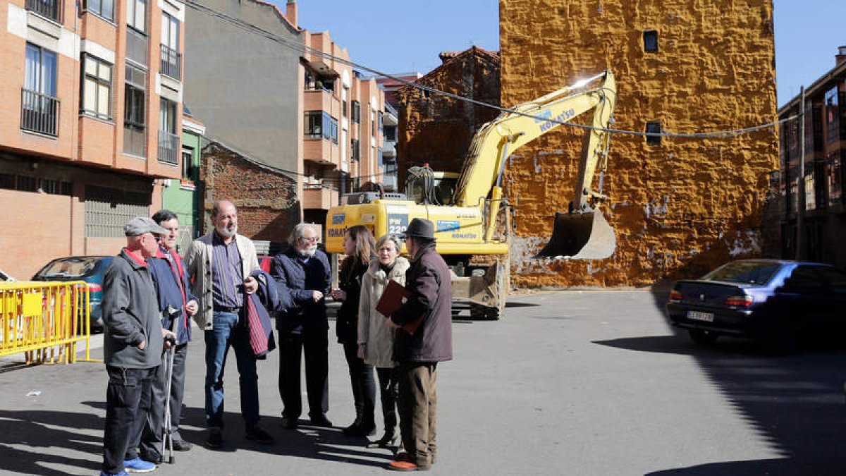 La concejala, segunda por la derecha, con representantes de las asociaciones vecinales de la zona y el entorno. SECUNDINO PÉREZ