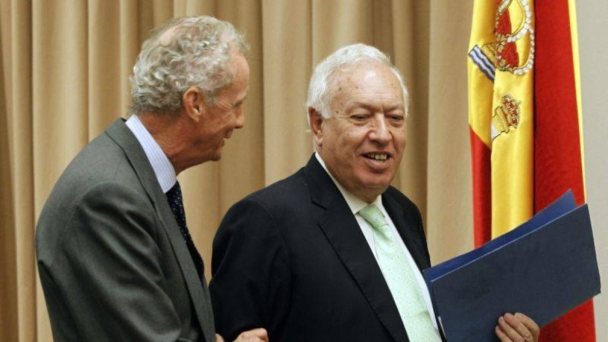 El ministro de Asuntos Exteriores y Cooperación, José Manuel García-Margallo (d), y el titular de Defensa, Pedro Morenés (i).