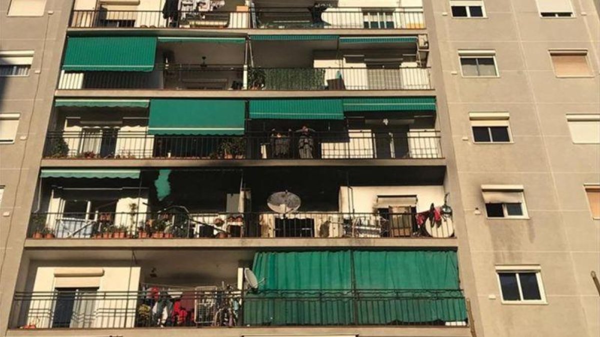 El incendio se ha declarado en una vivienda ubicada en la plaza Cataluña.