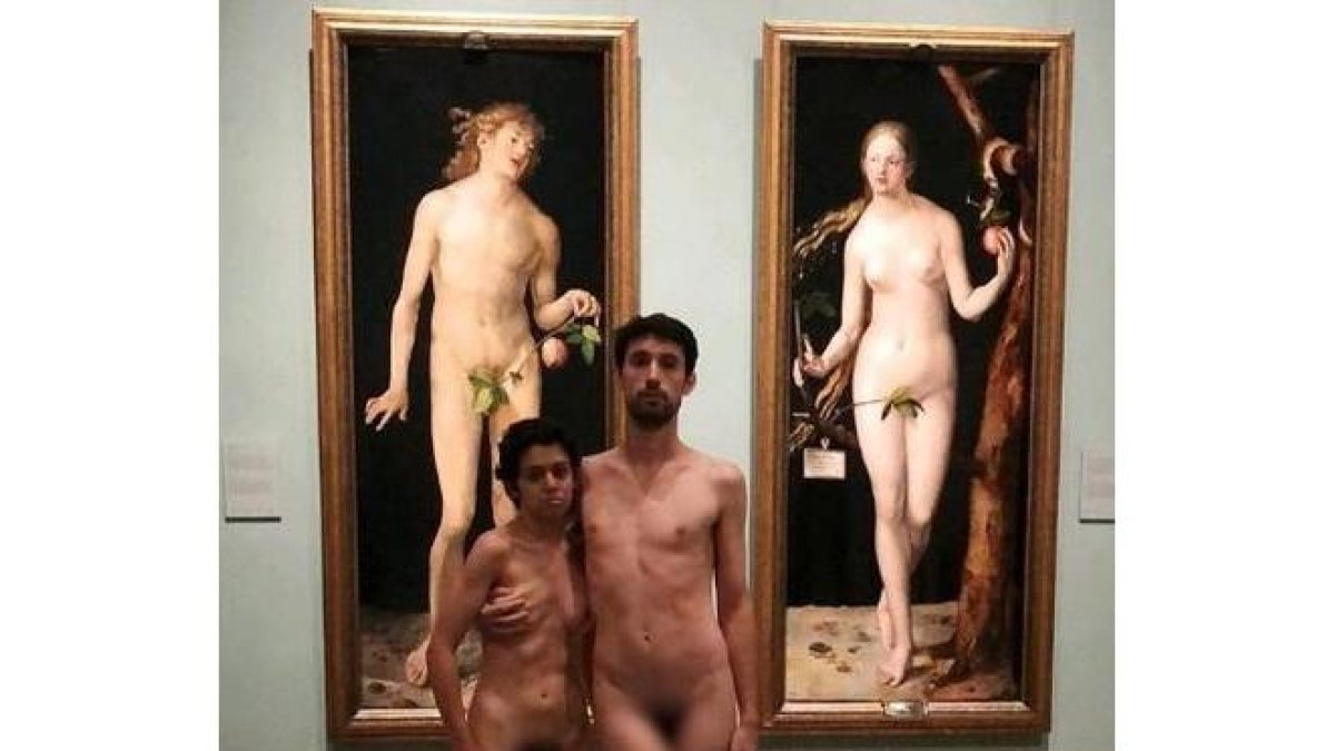 ACCIÓN REIVINDICATIVA: Una pareja se desnuda en el Museo del Prado ante los  cuadros de Adán y Eva