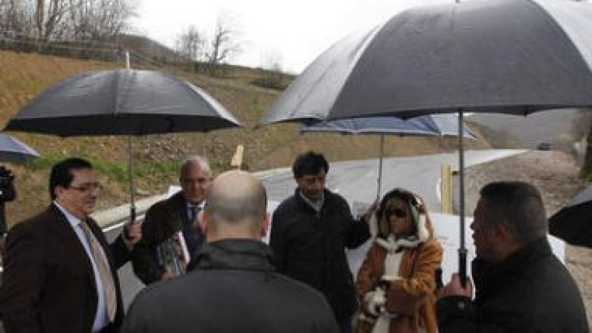 Mariano Rojo -a la derecha- se dirige a Carrasco en un momento de la inauguración.