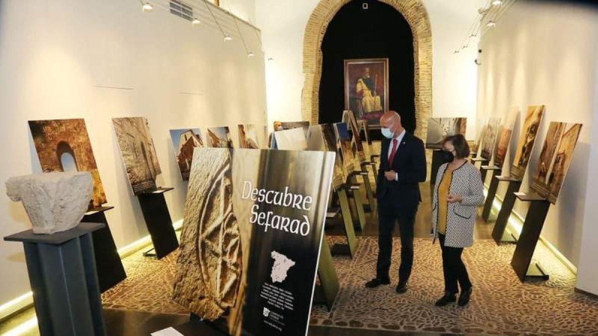 El alcalde de León, en la exposición ‘Descubre Sefarad’. DL