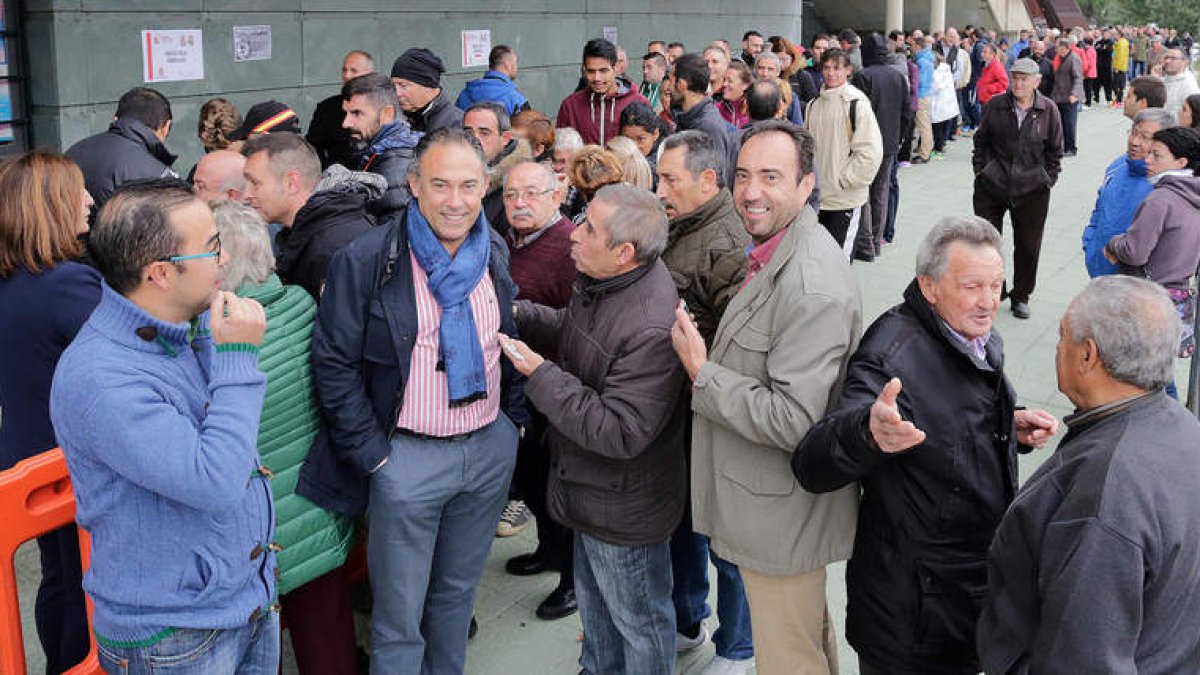 Los socios-abonados de la Cultural mostraron su malestar al director general de la Cultural, Felipe Llamazares, en las propias colas del Reino de León. SECUNDINO PÉREZ