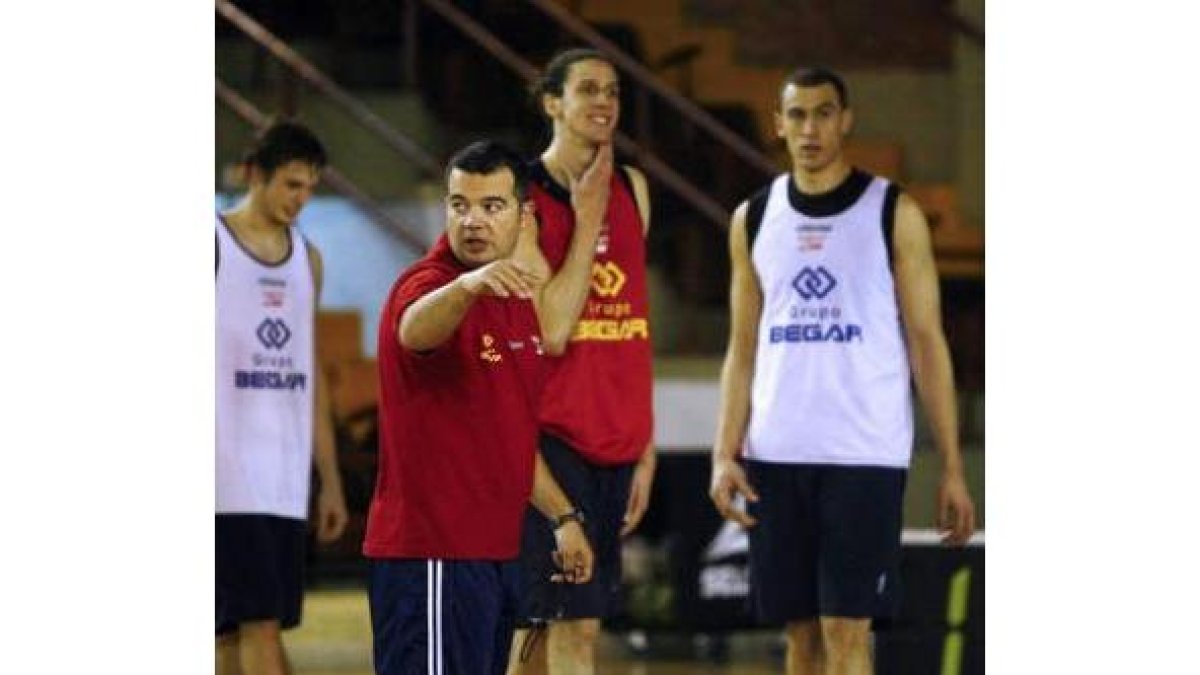El técnico Javier De Grado corrige a sus jugadores en un entrenamiento