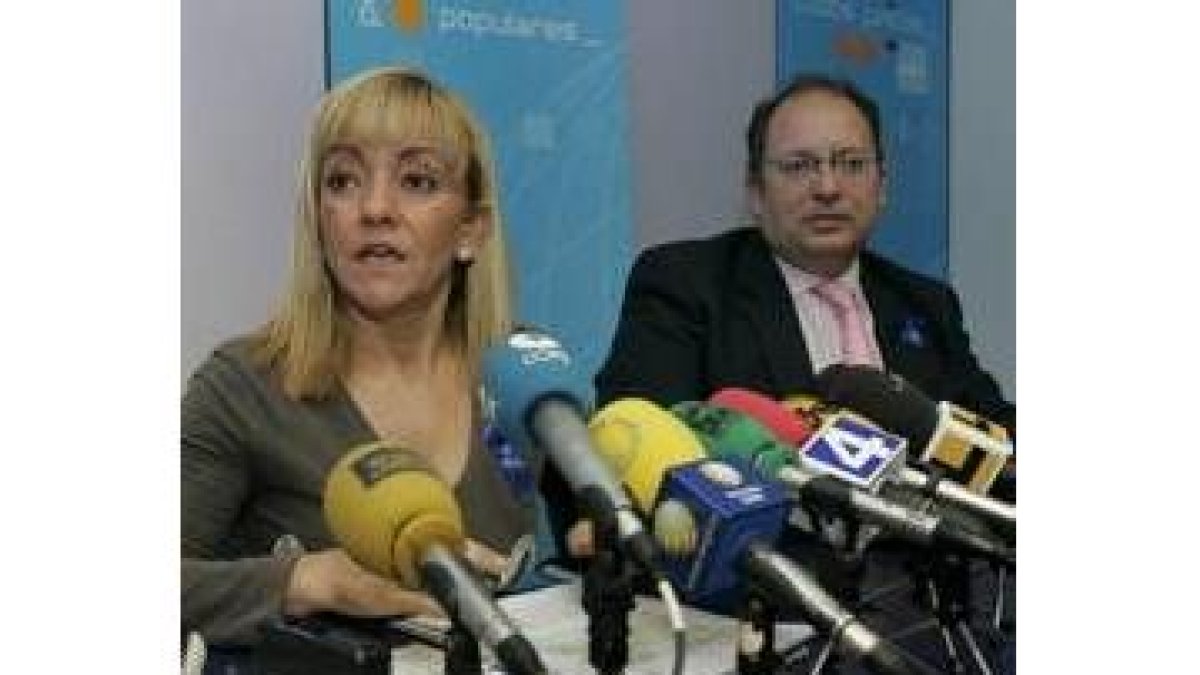 Isabel Carrasco y Eduardo Fernández, en la rueda de prensa de ayer