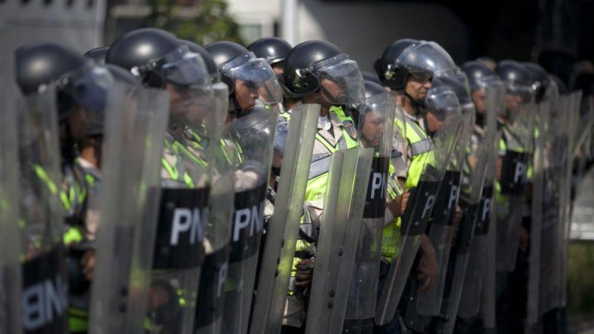 Cordón policial durante una protesta contra Nicolás Maduro en Caracas.