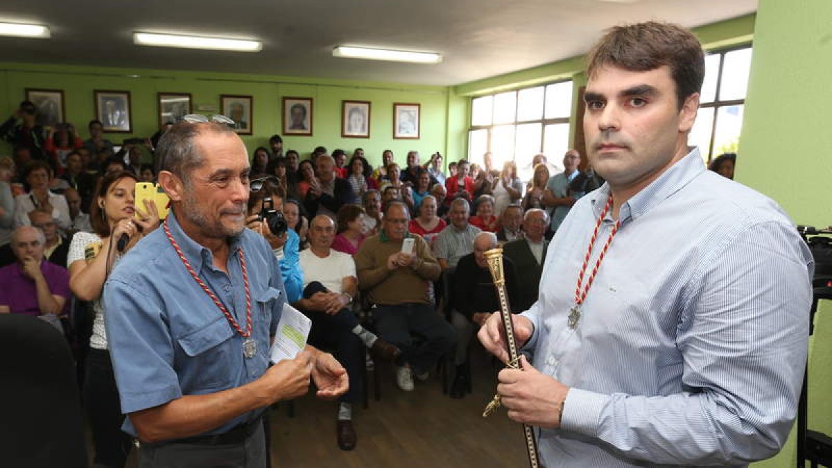 El socialista Sergio Álvarez, con el bastón de mando municipal en un salón de plenos abarrotado.