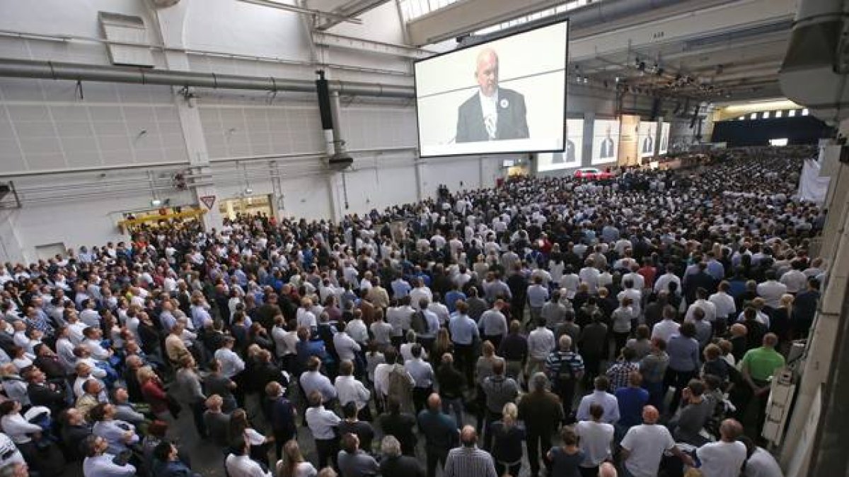 Asamblea de trabajadores en la sede de Volkswagen.