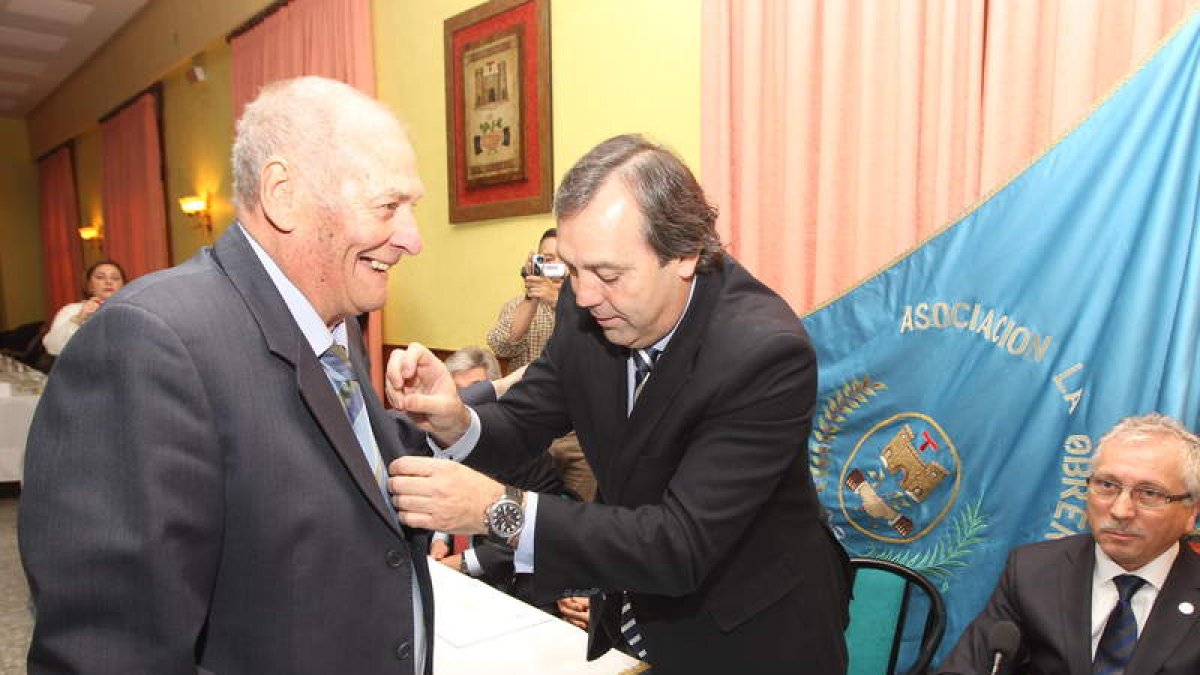 José Arroyo recibe la medalla de manos de Trabado.