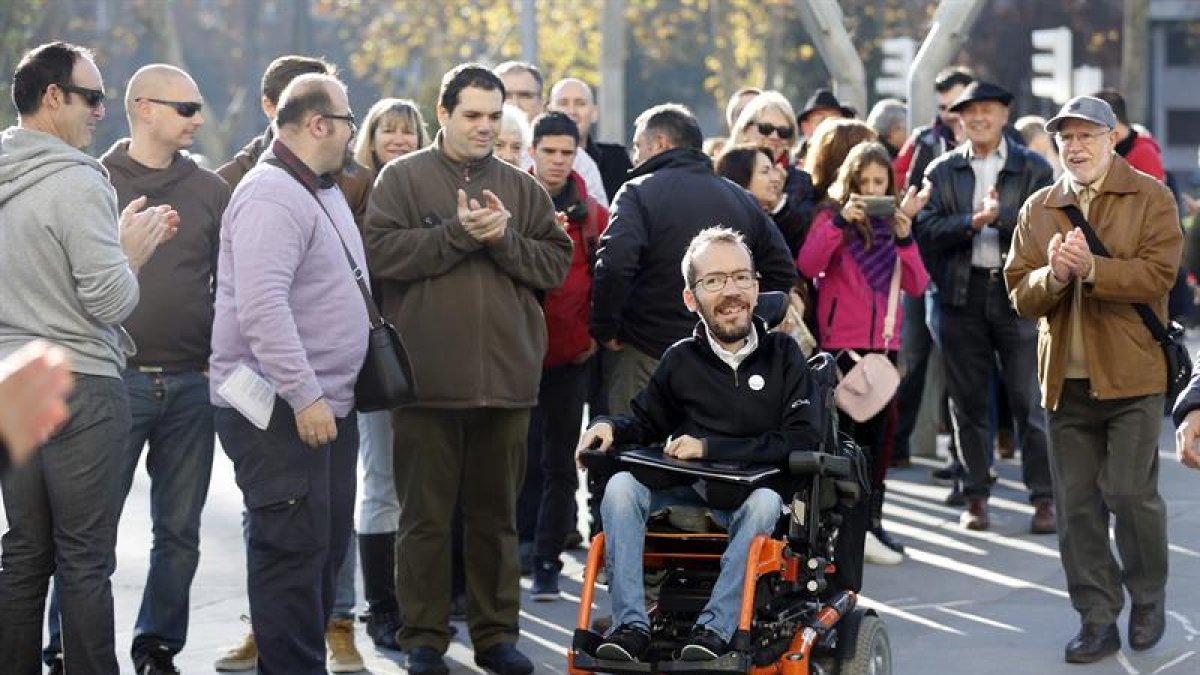 El diputado de las Cortes de Aragón Pablo Echenique recibe el aplauso de simpatizantes a su llegada a Bilbao donde hoy participa en un acto de campaña con candidatos al Congreso de esa formación por Bizkaia.