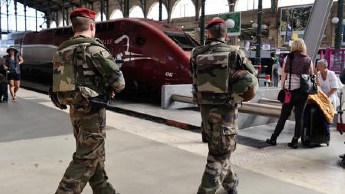 Militares patrullan en la Gare du Nord, en París.