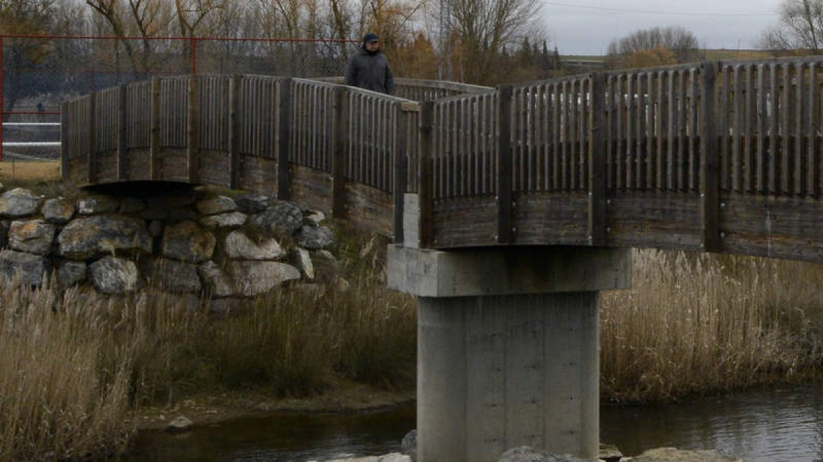 La pasarela peatonal tendrá que ser readaptada al nuevo ancho del río. ACACIO