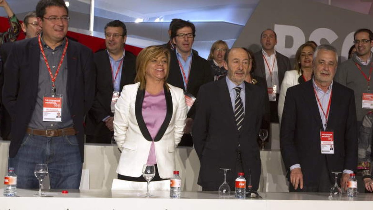 Óscar López, Elena Valenciano, Alfredo Pérez Rubalcaba y José Antonio Griñán, al finalizar el congreso socialista de Sevilla.
