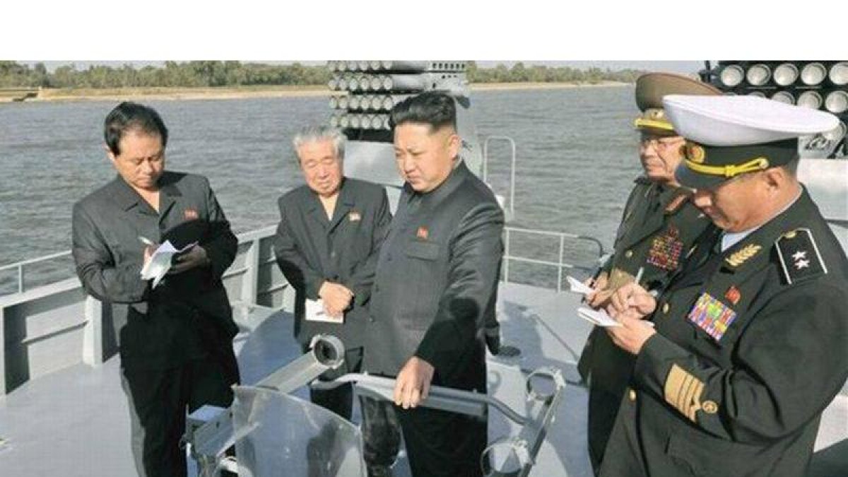 Kim Jong-un (centro) inspecciona un nuevo navío militar, en una foto facilitada el 12 de octubre por el régimen norcoreano, sin especificar la fecha del acto.