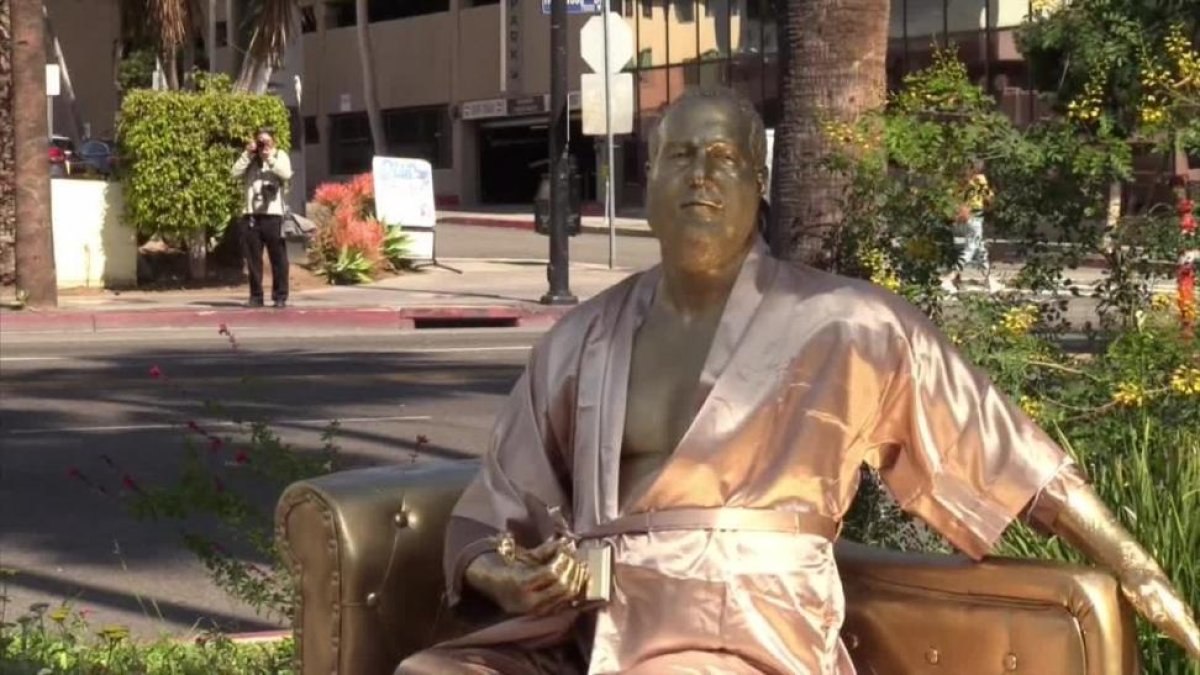 Los artistas Plastic Jesus y Joshua Ginger Monroe instalaron hoy en Hollywood una estatua dorada del productor Harvey Weinstein.