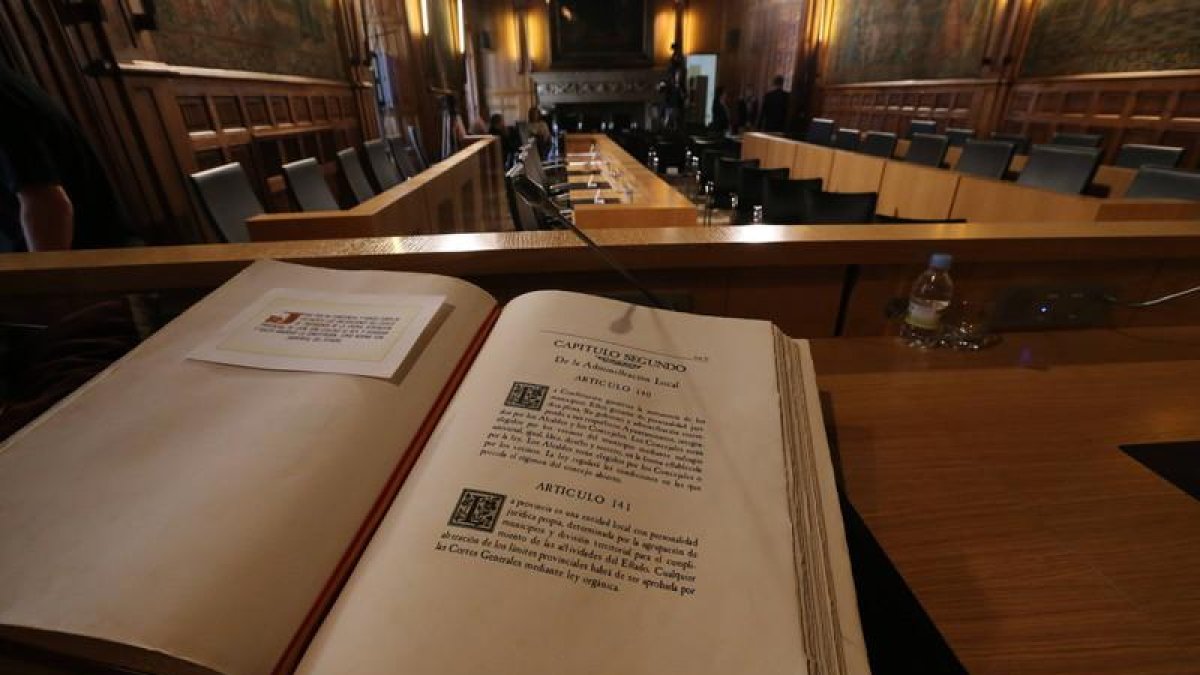 La Constitución abierta en el salón de plenos de la Diputación