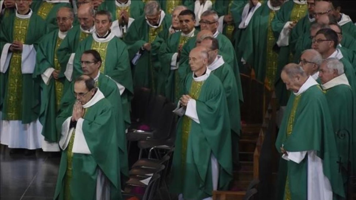 Momento de la celebración religiosa hecha por la conferencia episcopal francesa este lunes en Lourdes de condena a la pedofilia.