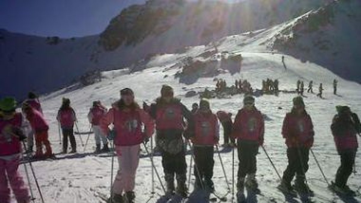 Los alumnos de Quinto de Primaria, en la estación de esquí de San Isidro.